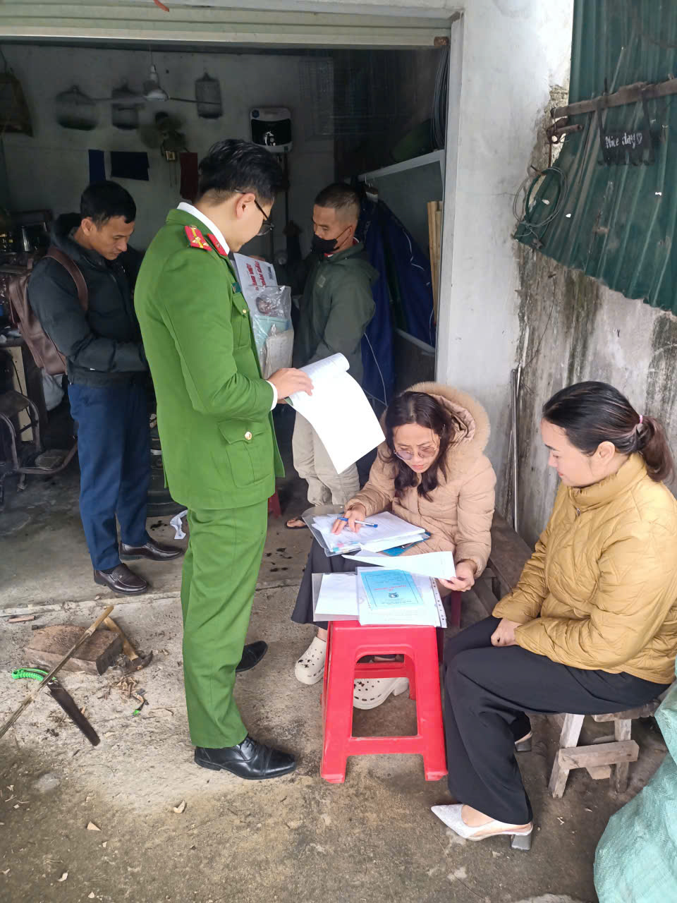 Xã Kỳ Văn tăng cường kiểm tra an toàn thực phẩm và vật tư nông nghiệp trên địa bàn