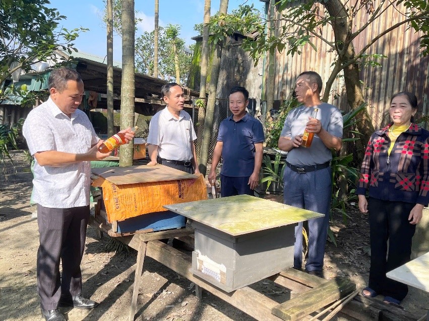 Hiệu quả từ mô hình " Dân vận khéo" Nuôi ong lấy mật của ông Nguyễn Mậu Nam thôn Liên Sơn, xã Kỳ Văn