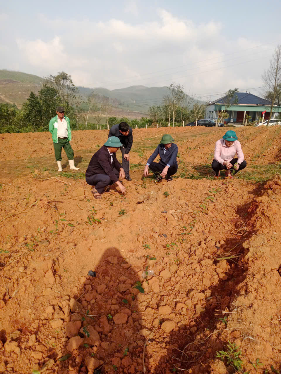 Lãnh đạo xã Kỳ Văn kiểm tra công tác sản xuất nông nghiệp và các công trình thủy lợi  trên địa bàn xã 
