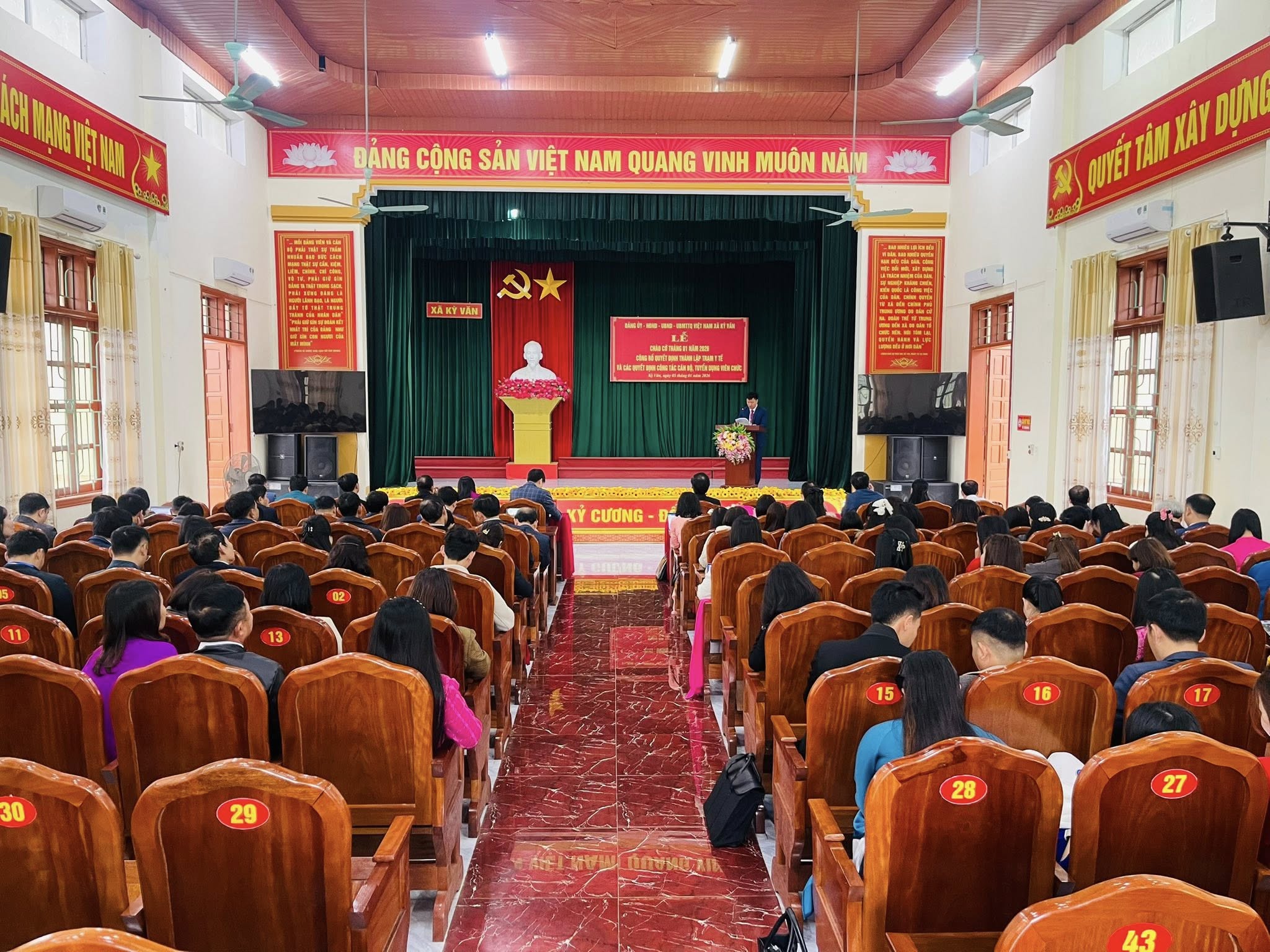 Đảng uỷ – HĐND – UBND – UBMTTQ xã Kỳ Văn tổ chức Lễ chào cờ tháng 01/2026; đồng thời công bố Quyết định thành lập Trạm Y tế xã và các quyết định về công tác cán bộ, tuyển dụng viên chức