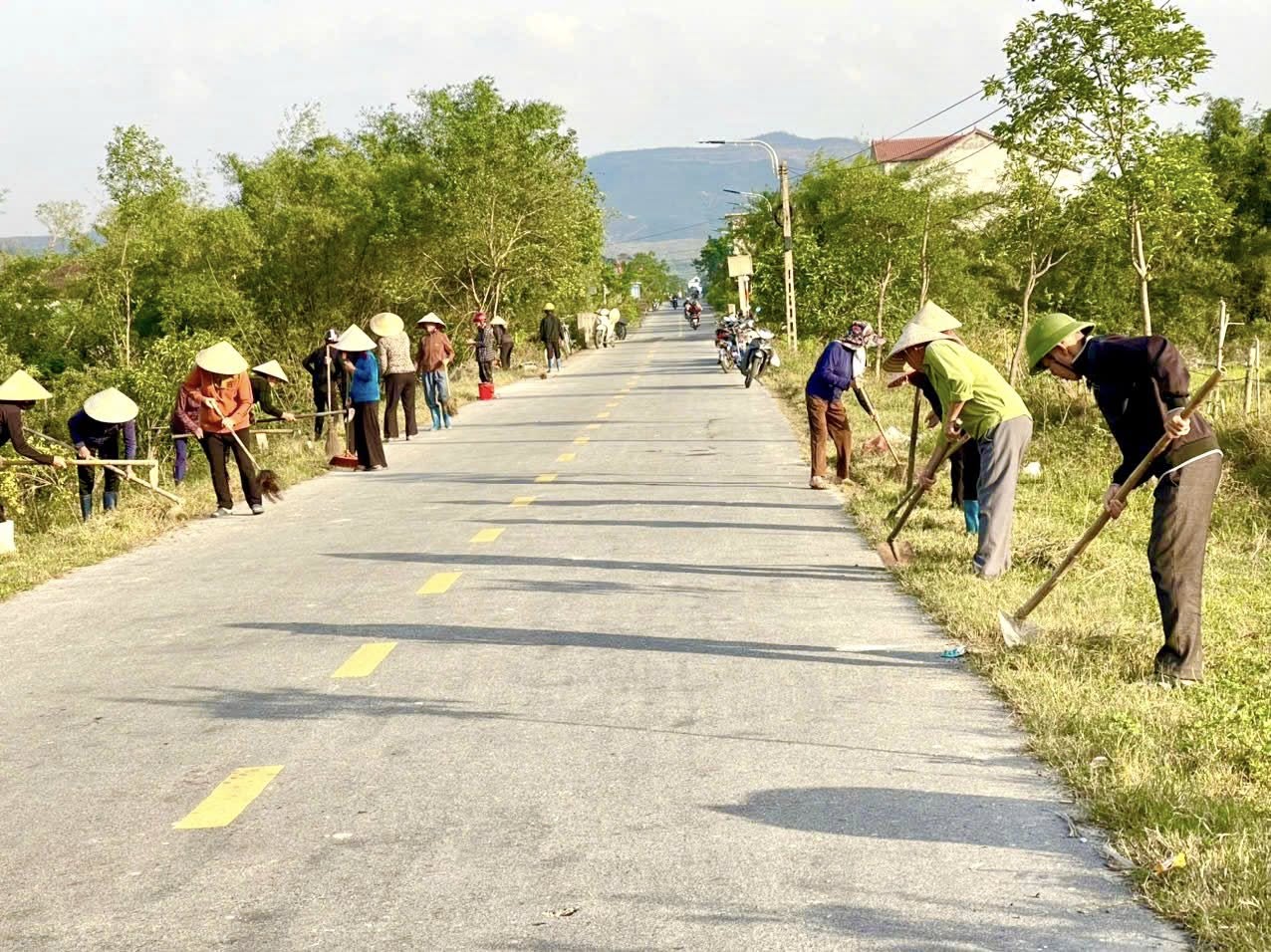 Toàn dân thôn Mỹ Liên, xã Kỳ Văn ra quân vệ sinh môi trường – Khởi đầu của những ngày nắng mới!