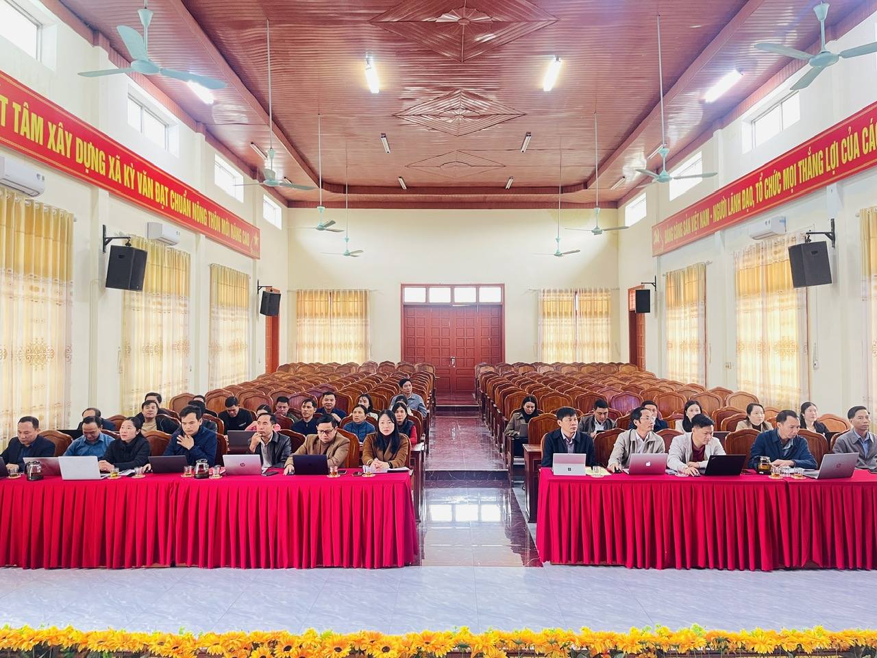  Đảng ủy xã Kỳ Văn đã tổ chức kết nối đường truyền tổ chức lớp bồi dưỡng, cập nhật kiến thức, kỹ năng công tác xây dựng Đảng đối với cấp ủy cấp xã. 