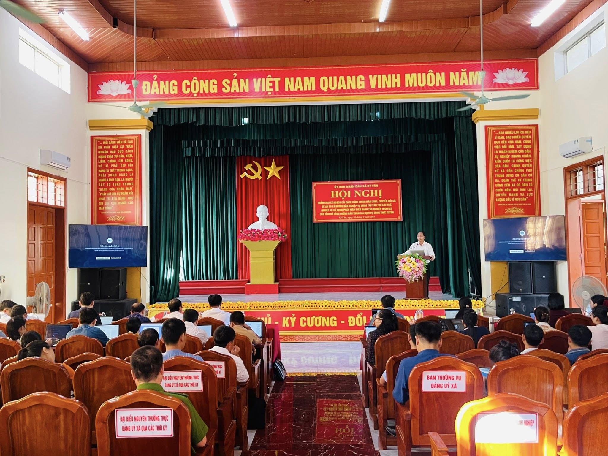UBND xã Kỳ Văn triển khai Hội nghị triển khai Kế hoạch Cải cách hành chính năm 2025, Chuyển đổi số, Đề án 06 và hướng dẫn nghiệp vụ công tác Văn thư lưu trữ, nghiệp vụ sử dụng phần mềm Điều hành tác nghiệp TDoffice của tỉnh Hà Tĩnh