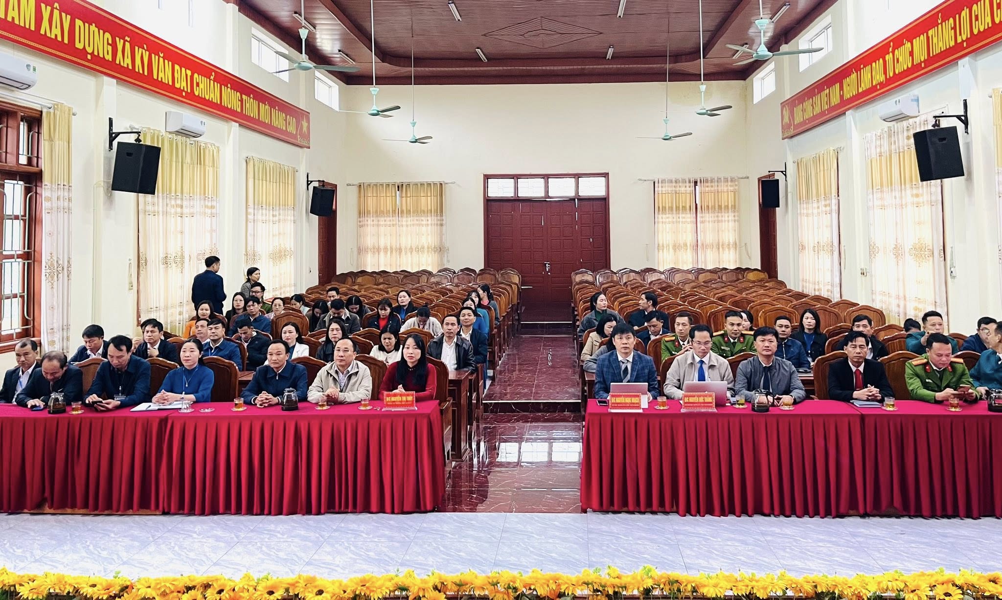 Đảng ủy - HĐND - UBND - UBMTTQ xã Kỳ Văn tổ chức lễ chào cờ đầu tháng 12 năm 2025.