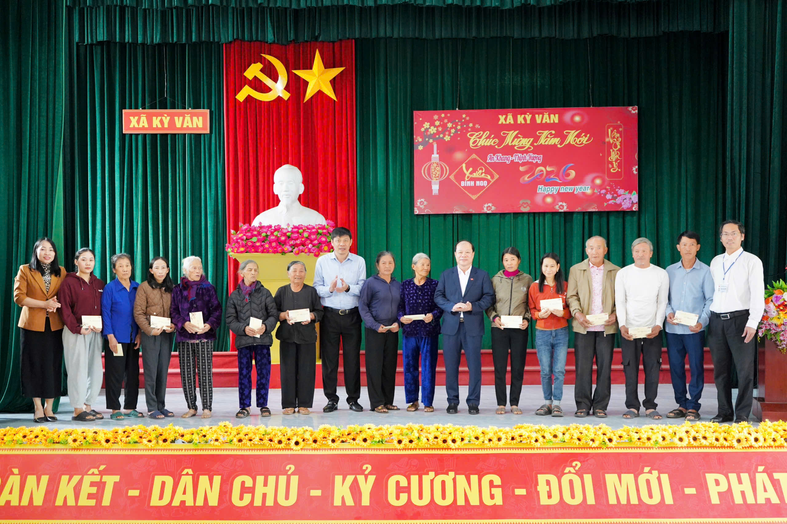 Đồng chí Nguyễn Hoài Sơn, Uỷ viên BCH Đảng bộ Tỉnh Hà Tĩnh, Bí thư Đảng uỷ, Chủ tịch HĐND Phường Sông Trí và các ngân hàng BIDV, AGRIBANK trao quà an sinh xã hội tại xã Kỳ Văn