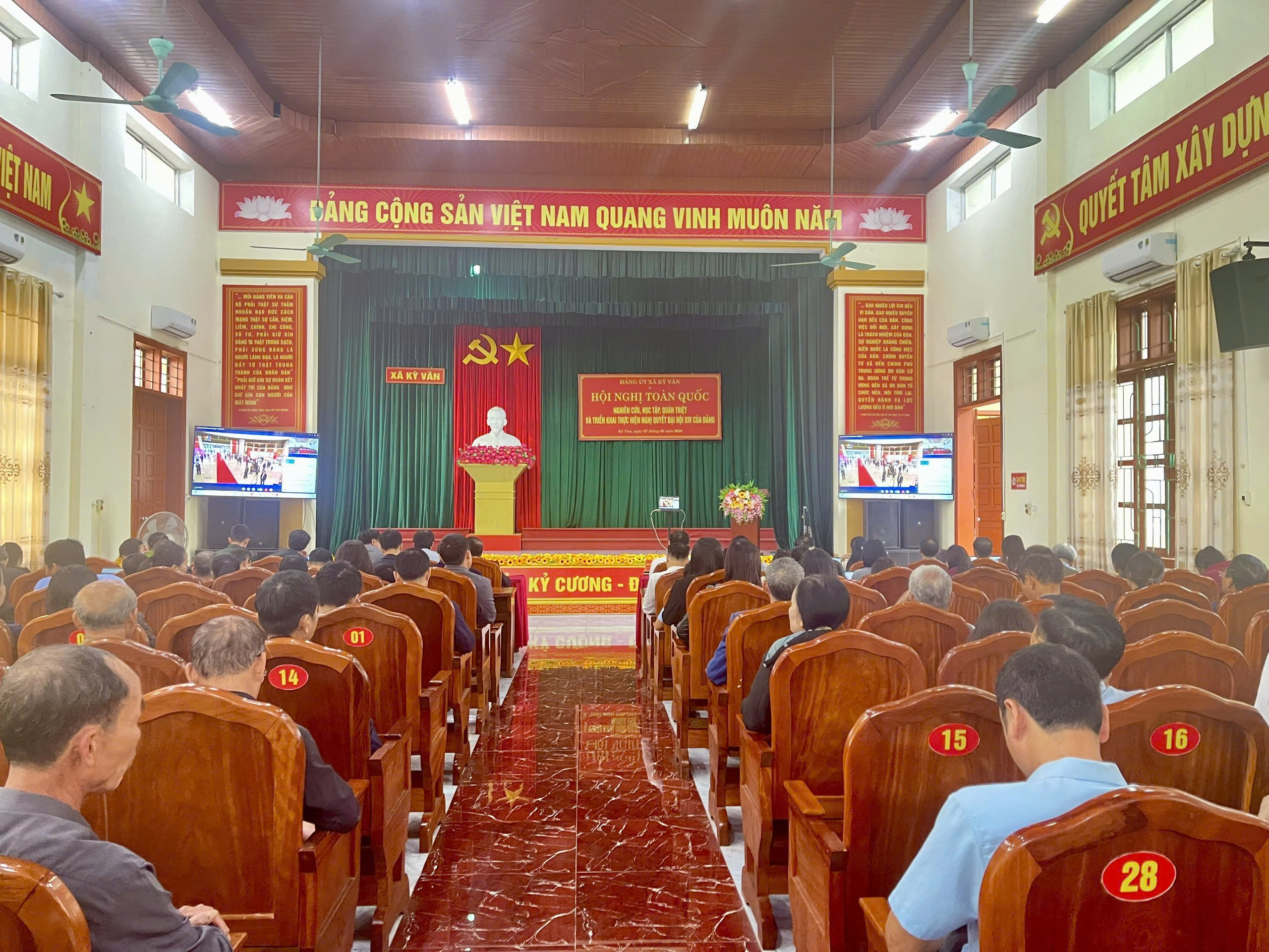 Xã Kỳ Văn tổ chức kết nối hội nghị trực tuyến nghiên cứu, học tập, quán triệt và triển khai thực hiện Nghị quyết Đại hội XIV của Đảng