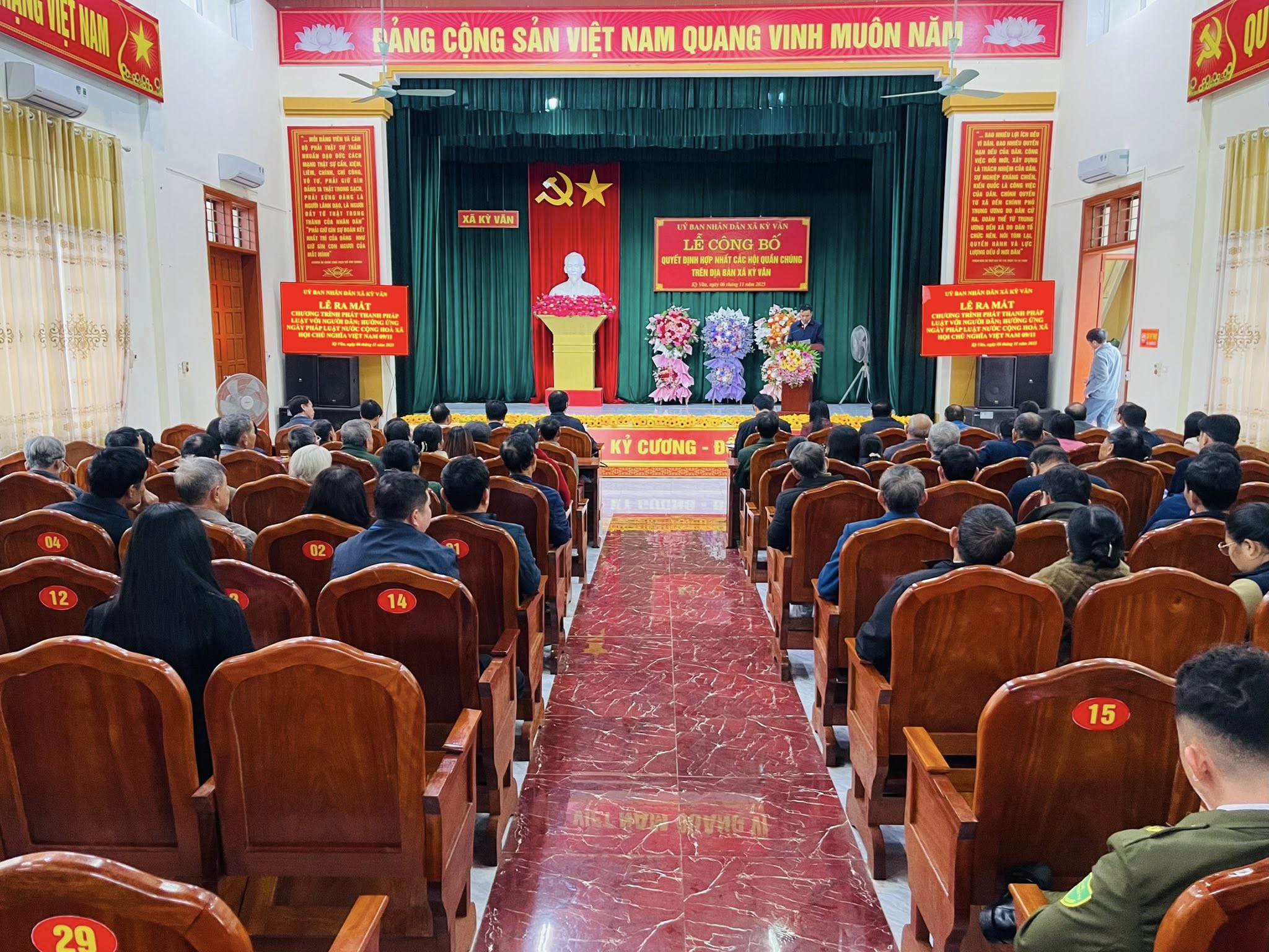 UBND Kỳ Văn long trọng tổ chức Lễ công bố quyết định hợp nhất các hội quần chúng trên địa bàn xã và ra mắt chương trình phát thanh " Pháp luật với người dân"