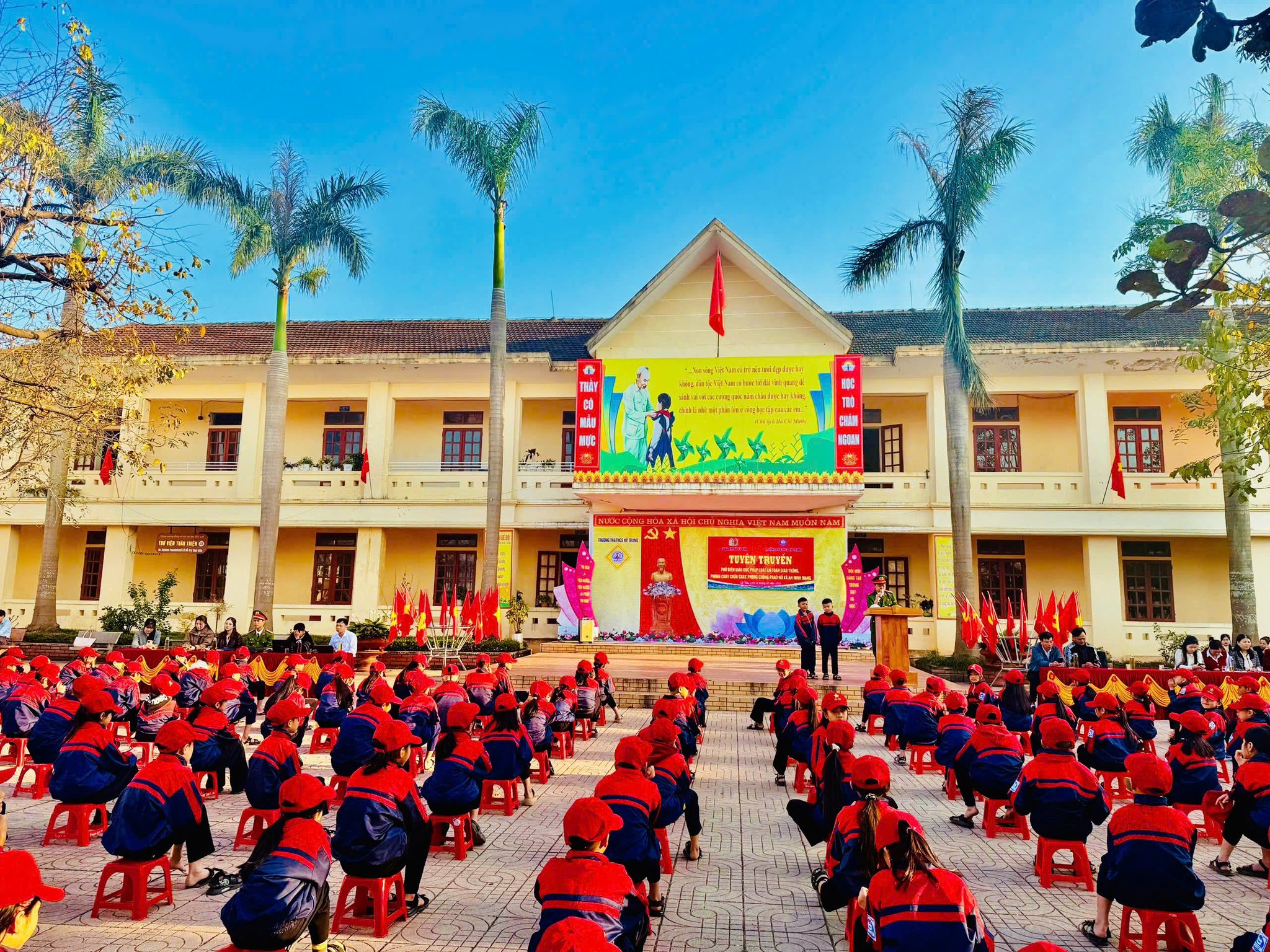 Tuyên truyền phổ biến giáo dục pháp luật An toàn giao thông, trang bị kĩ năng phòng cháy chữa cháy, phòng chống pháo nổ và An ninh mạng tại Trường TH&THCS Kỳ Trung.