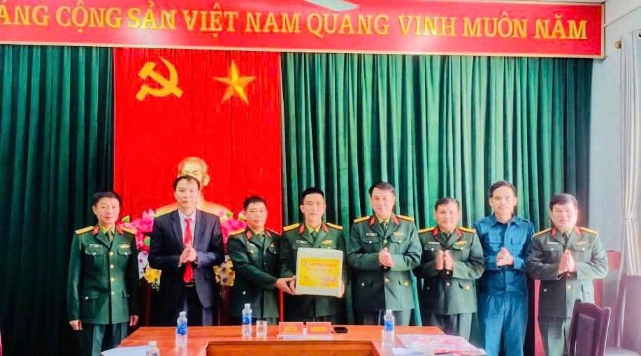 Bộ Chỉ huy Quân sự tỉnh Hà Tĩnh thăm, chúc Tết Ban Chỉ huy Quân sự xã Kỳ Văn