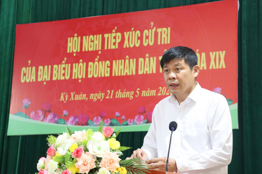 Đồng chí Nguyễn Ngọc Hoạch, Đại biểu HĐND tỉnh khóa XIX, Tổ phó Tổ đại biểu số 2 HĐND tỉnh, Bí thư Đảng ủy, Chủ tịch HĐND xã Kỳ Văn tham gia tiếp xúc cử tri trước kỳ họp HĐND tỉnh