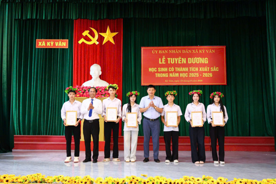 Kỳ Văn tuyên dương học sinh có thành tích xuất sắc trong năm học 2025–2026
