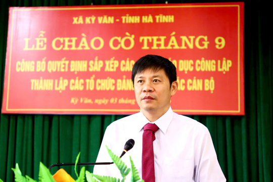 Xã Kỳ Văn tổ chức lễ chào cờ tháng 9 và công bố các quyết định về sắp xếp giáo dục, tổ chức đảng và công tác cán bộ