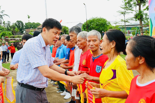 Sôi nổi khai mạc Giải bóng chuyền hơi Người cao tuổi xã Kỳ Văn năm 2026