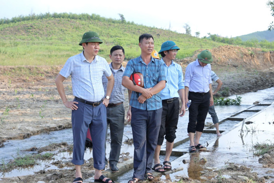 Lãnh đạo xã Kỳ Văn kiểm tra, đôn đốc tiến độ khôi phục, sửa chữa đập cây Trường và kênh mương nội đồng