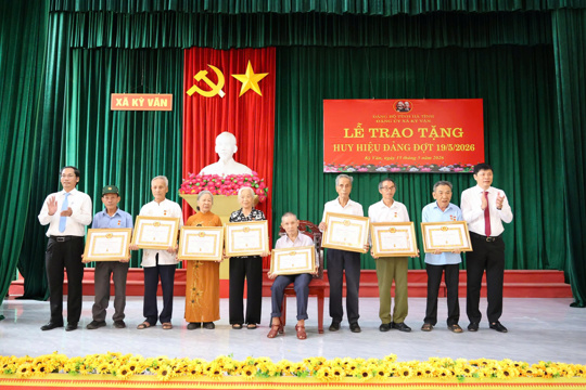 Trao tặng huy hiệu đảng cho 19 đảng viên nhân kỷ niệm 136 năm Ngày sinh Chủ tịch Hồ Chí Minh (19/5/1890-19/5/2026)    