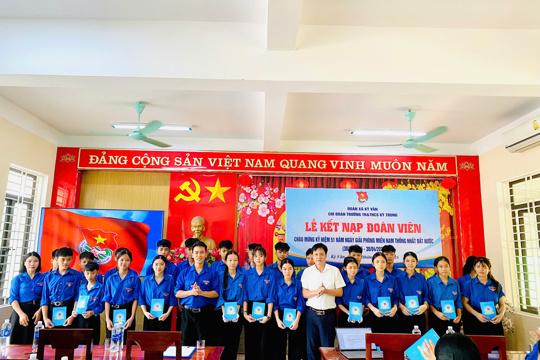 Chi đoàn Trường TH & THCS Kỳ Trung tổ chức lễ kết nạp đoàn viên mới cho 55 học sinh lớp 9.