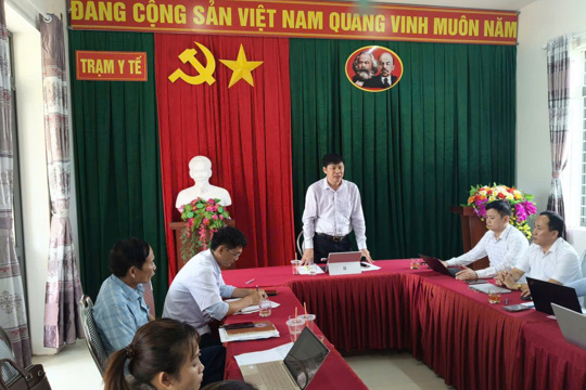 Đồng chí Nguyễn Ngọc Hoạch - Bí thư Đảng ủy, Chủ tịch HĐND xã làm việc với Trạm y tế xã