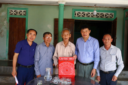 Xã Kỳ Văn tổ chức thăm hỏi, tặng quà các gia đình người có công nhân kỷ niệm 79 năm ngày Thương binh - Liệt sỹ (27/7/1947 - 27/7/2026)