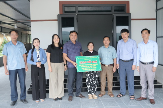  Kỳ Văn bàn giao nhà ở cho các gia đình có hoàn cảnh khó khăn trên địa bàn xã