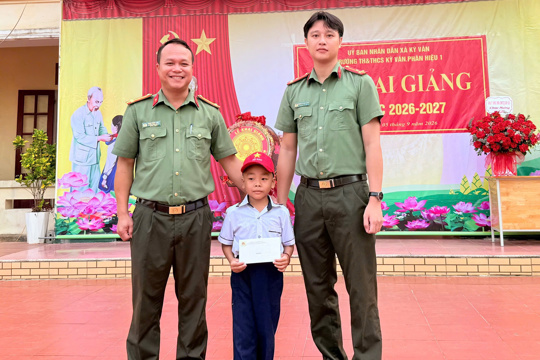 Công an xã Kỳ Văn đồng hành cùng “Em nuôi” tiếp bước đến trường