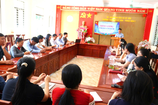 Tập huấn sử dụng dịch vụ công trực tuyến, tin học văn phòng cơ bản cho cán bộ thôn trên địa bàn xã Kỳ Văn