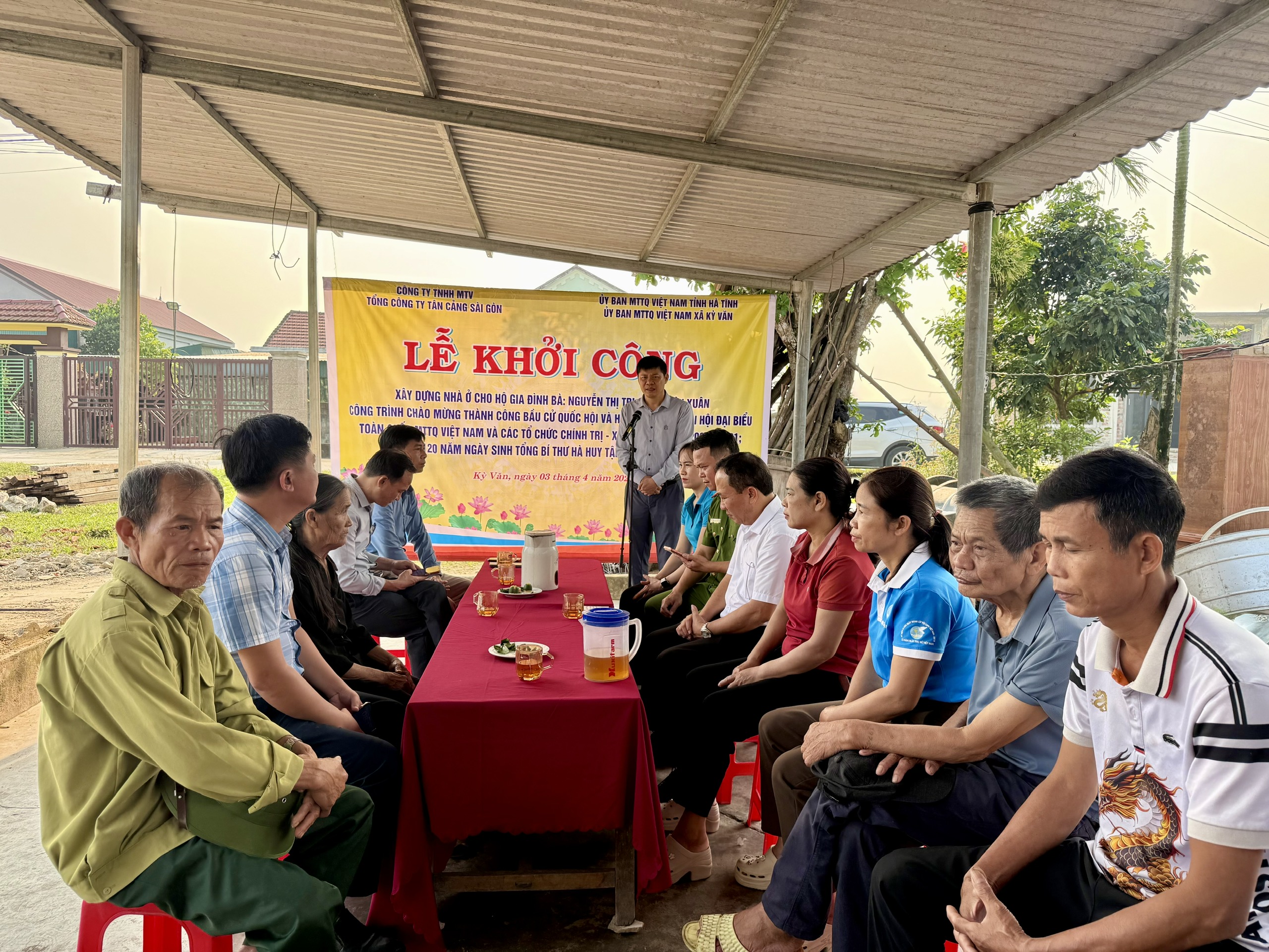 Đồng chí Nguyễn Ngọc Hoạch, Bí thư Đảng ủy, Chủ tịch HĐND xã phát biểu tại lễ khởi công