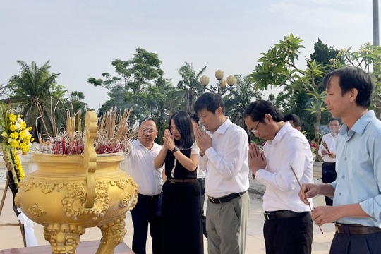 Lãnh đạo xã Kỳ Văn dâng hương tưởng niệm các anh hùng liệt sỹ nhân ngày giải phóng miền Nam thống nhất đất nước