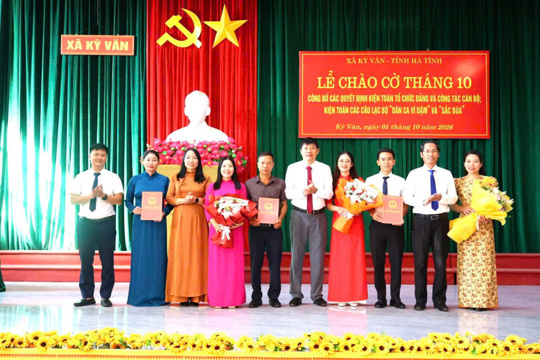 Xã Kỳ Văn tổ chức Lễ chào cờ tháng 10; công bố các quyết định kiện toàn tổ chức đảng, công tác cán bộ; kiện toàn các Câu lạc bộ “Dân ca ví Giặm” và “Sắc bùa”