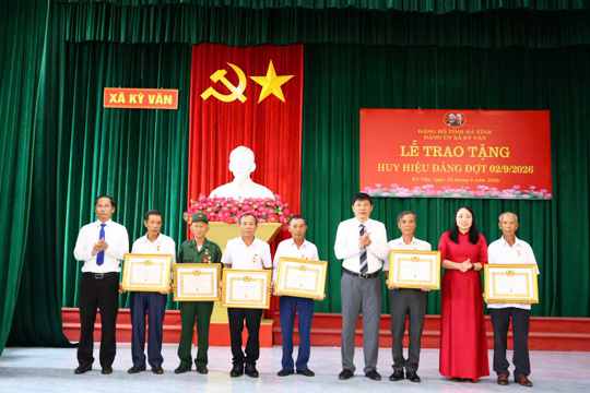 Xã Kỳ Văn tổ chức  Lễ trao tặng Huy hiệu Đảng và tọa đàm  “tự hào truyền thống - tiếp bước tương lai”