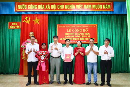 Đồng loạt tổ chức lễ công bố Nghị quyết về sắp xếp thôn và công tác cán bộ trên địa bàn xã Kỳ Văn