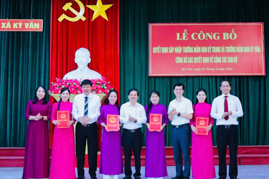 Xã Kỳ Văn công bố Quyết định sáp nhập Trường Mầm non Kỳ Văn và các quyết định về công tác cán bộ