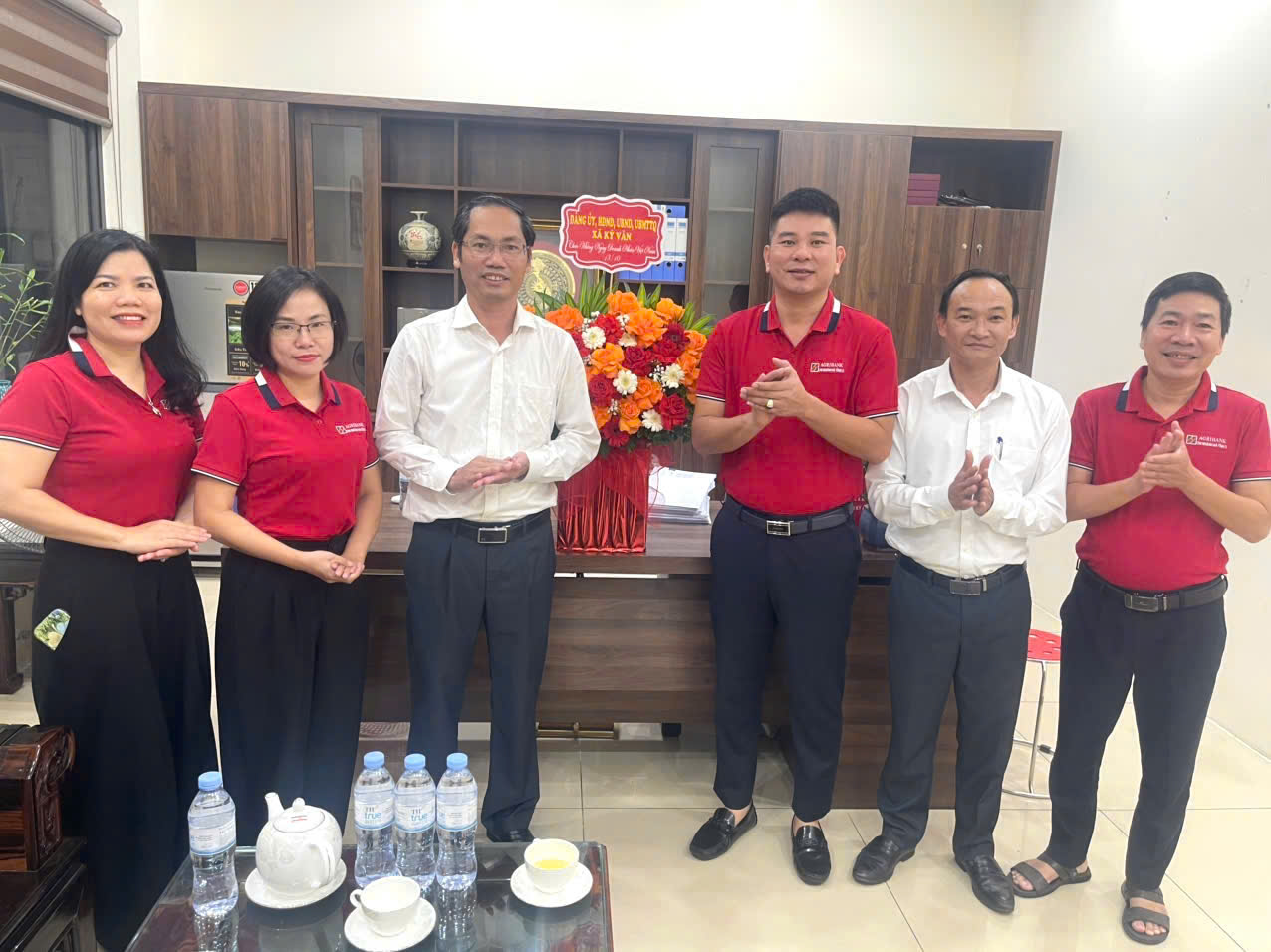 Lãnh đạo xã Kỳ Văn tặng hoa chúc mừng các doanh nghiệp nhân ngày Doanh nhân Việt Nam 13/10