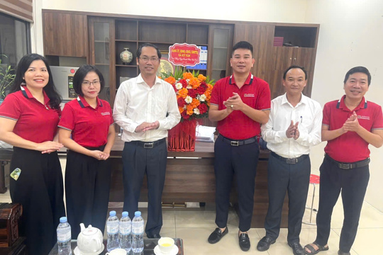 Lãnh đạo xã Kỳ Văn tặng hoa chúc mừng các doanh nghiệp nhân ngày Doanh nhân Việt Nam 13/10