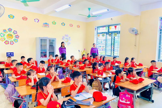 Hoạt động trải nghiệm trường Tiểu học cho trẻ 5 tuổi trường Mầm non Kỳ Văn 
