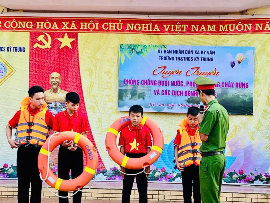Trường TH&THCS Kỳ Trung trang bị kiến thức, kỹ năng về An toàn giao thông, phòng cháy chữa cháy, phòng chống đuối nước và cứu nạn cứu hộ cho 379 học sinh, cán bộ, giáo viên.