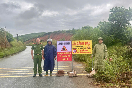  Công an xã Kỳ Văn cảnh báo nguy cơ sạt lở trên một số tuyến đường giao thông qua địa bàn