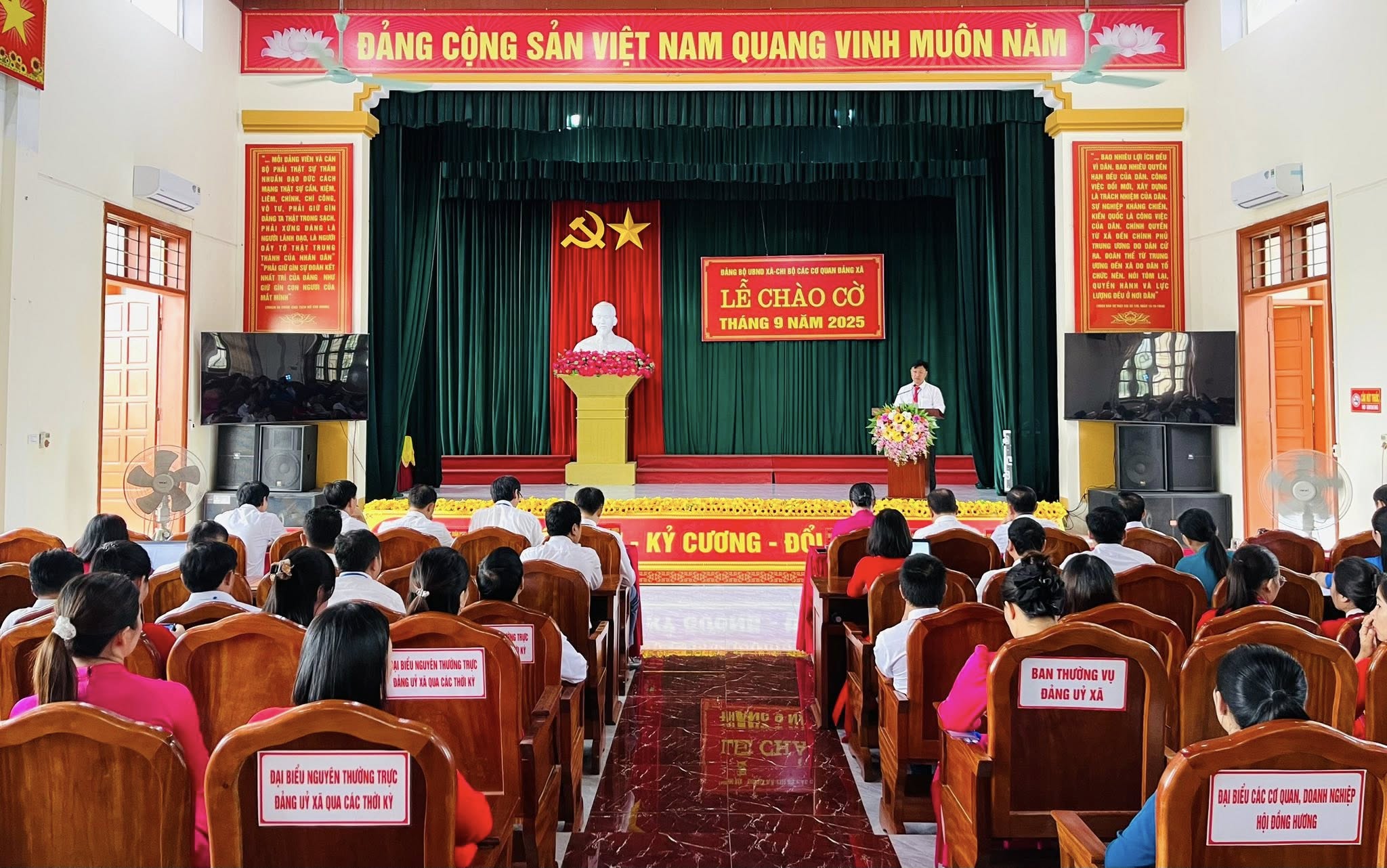 Đảng bộ UBND xã - Chi bộ các cơ quan Đảng xã Kỳ Văn long trọng tổ chức lễ chào cờ tháng 9/2025.