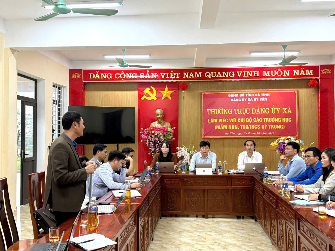 Thường trực Đảng ủy xã Kỳ Văn làm việc với chi bộ Trường Mầm Non Kỳ Trung và Trường TH&THCS Kỳ Trung