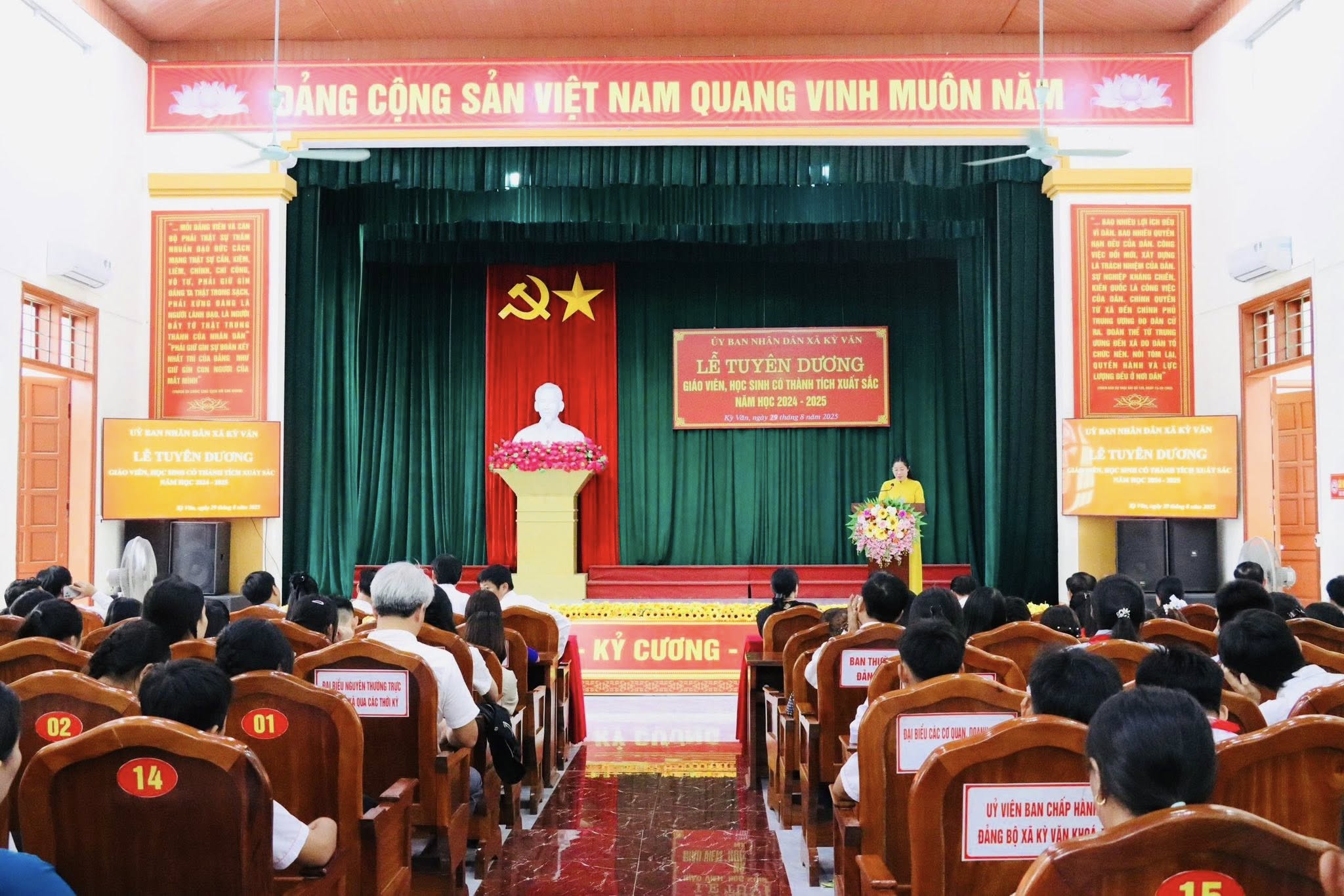UBND xã Kỳ Văn tổ chức Lễ tuyên dương giáo viên, học sinh có thành tích xuất sắc trong năm học 2024-2025