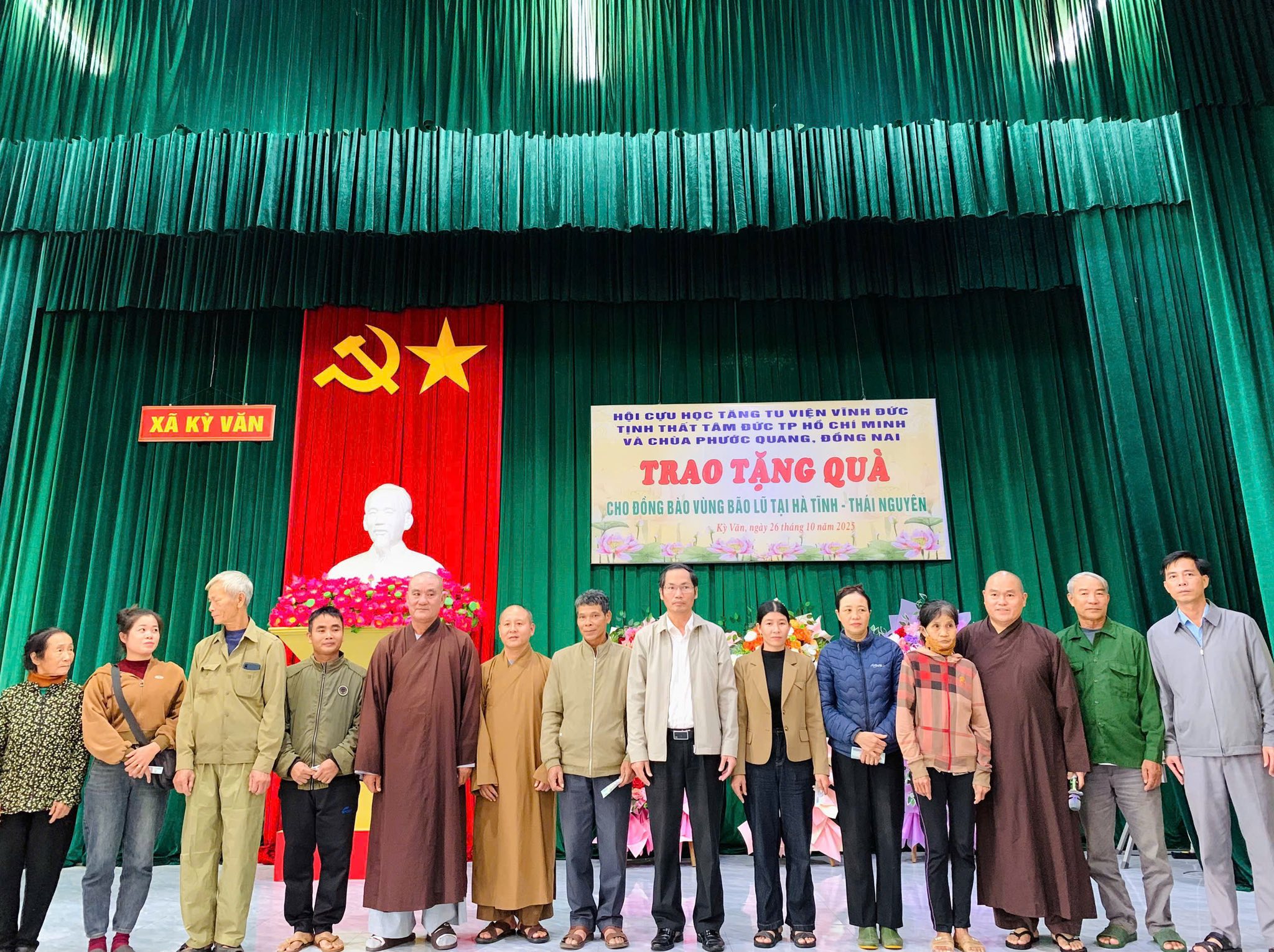 Hội Cựu học Tăng Tu viện Vĩnh Đức, Tịnh thất Tâm Đức (TP. Hồ Chí Minh) cùng Chùa Phước Quang (tỉnh Đồng Nai) đã tổ chức trao 100 suất quà cho các hộ dân bị thiệt hại do cơn bão số 10 trên địa bàn xã Kỳ Văn