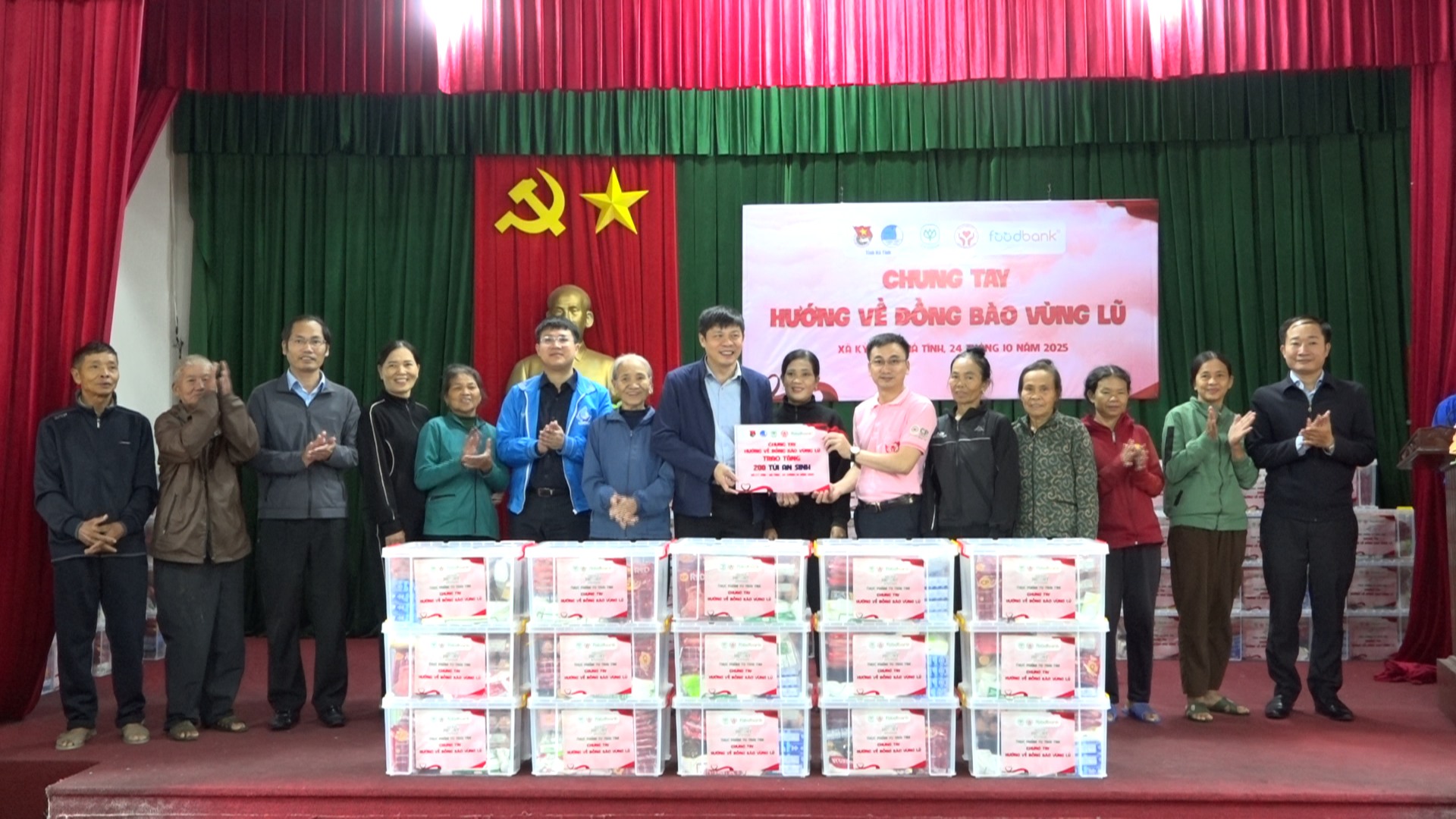 Công Ty Cổ phần chăn nuôi CP Việt Nam trao quà cho các hộ dân có hoàn cảnh khó khăn bị ảnh hưởng thiệt hại do Bão số 10 trên địa bàn Xã Kỳ Văn