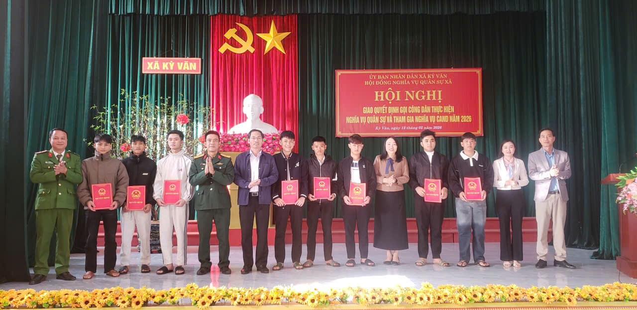 Xã Kỳ Văn tổ chức lễ trao quyết định gọi công dân nhập ngũ năm 2026 