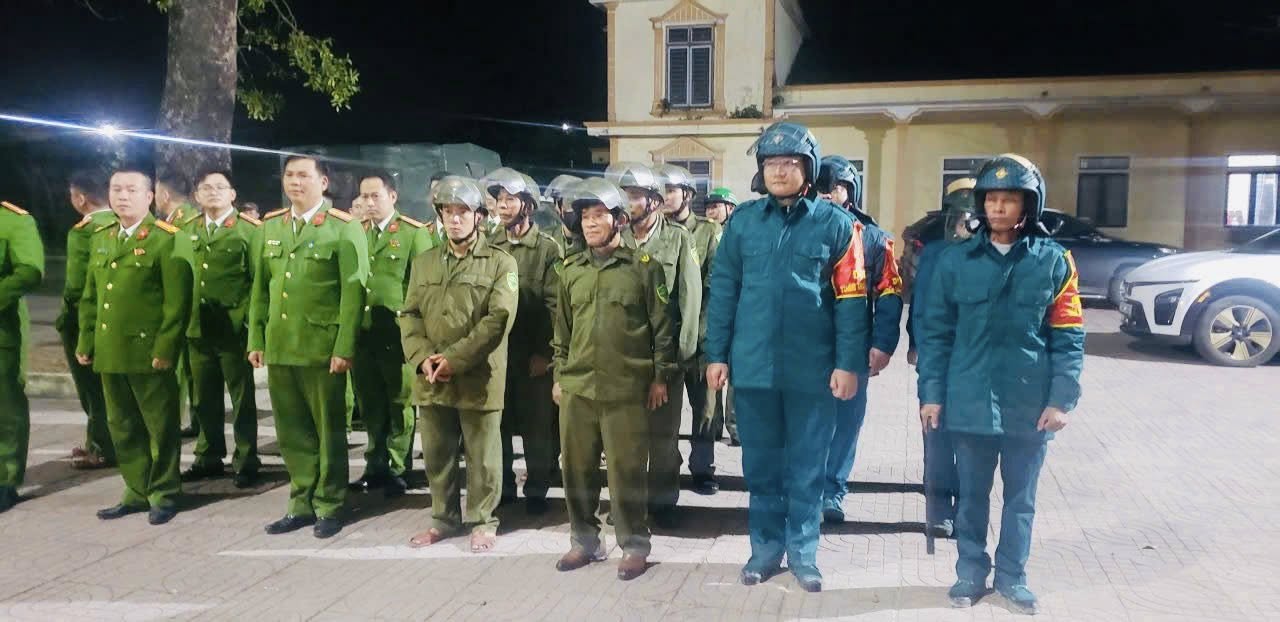 Lực lượng Công an và Quân sự xã Kỳ Văn tổ chức ra quân tuần tra, kiểm soát địa bàn, góp phần giữ vững an ninh chính trị, trật tự an toàn xã hội trên địa bàn.