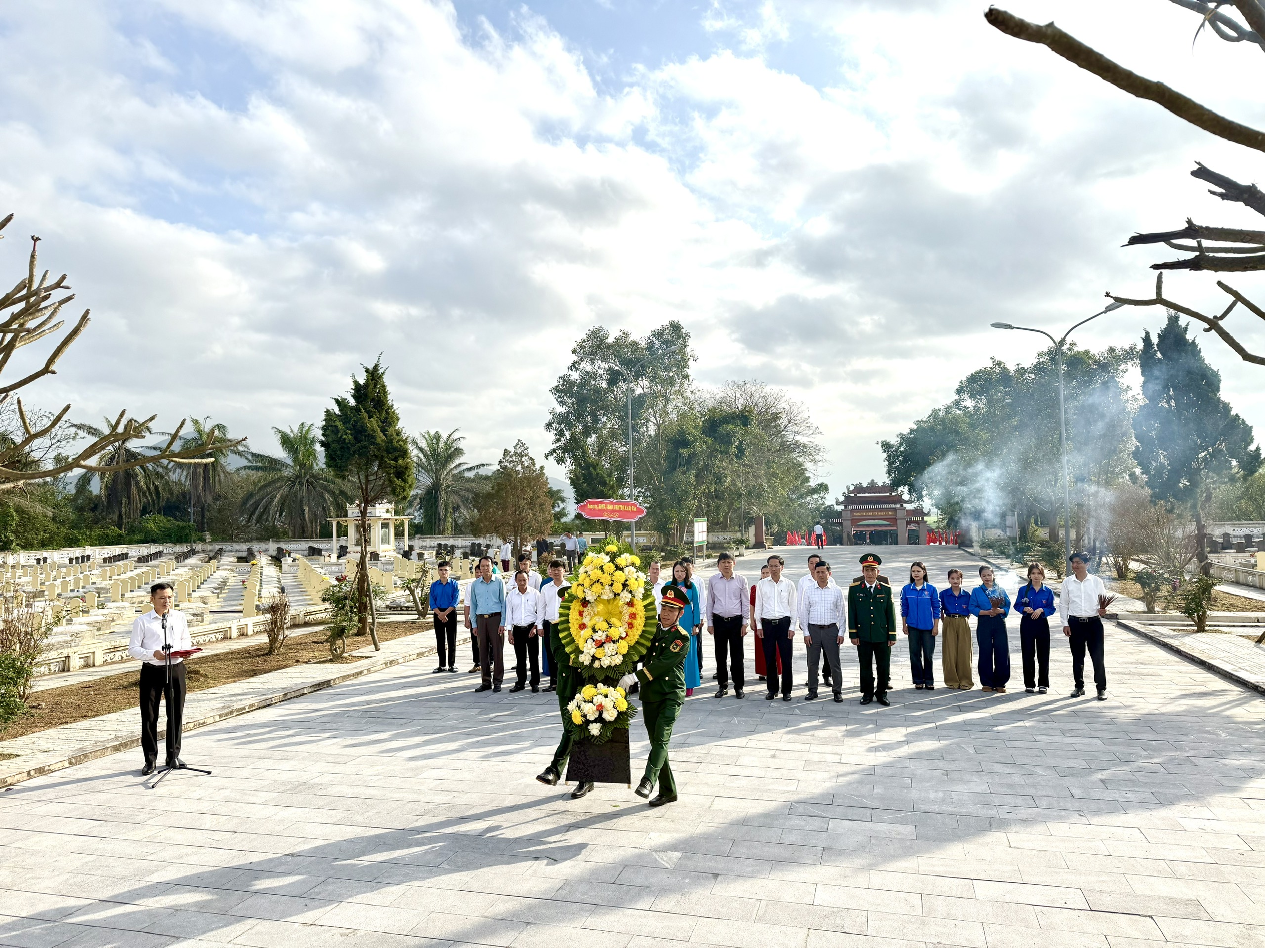 Lãnh đạo xã Kỳ Văn dâng hương tưởng niệm các anh hùng liệt sĩ nhân dịp Xuân Bính Ngọ 2026