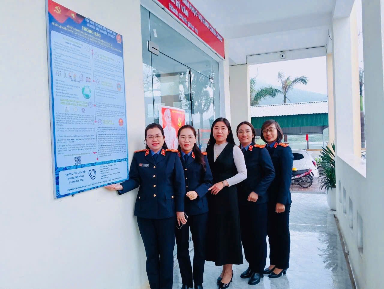 Viện kiểm sát nhân dân khu vực 2 – Hà Tĩnh gắn bảng thông tin tuyên truyền Nghị quyết 205/2025/QH15 tại trụ sở xã Kỳ Văn.