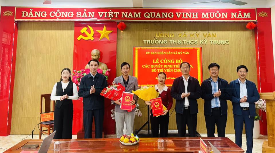 UBND xã Kỳ Văn phối hợp với Phòng Văn hoá – Xã hội  tổ chức Lễ công bố các quyết định tiếp nhận và bố trí viên chức về công tác tại UBND xã 