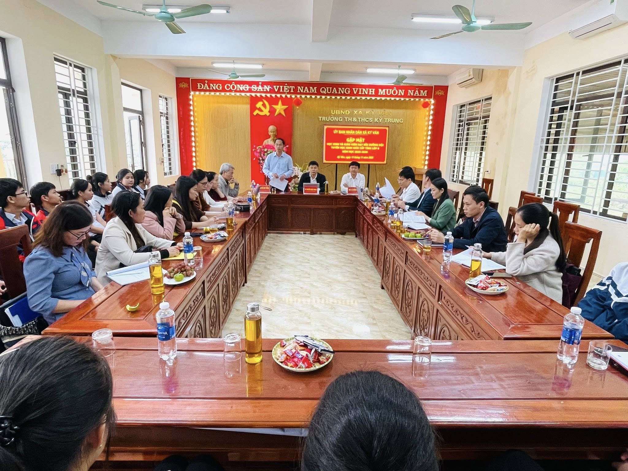 UBND xã Kỳ Văn tổ chức buổi gặp mặt học sinh và giáo viên tham gia bồi dưỡng đội tuyển học sinh giỏi cấp tỉnh lớp 9 năm học 2025 – 2026.