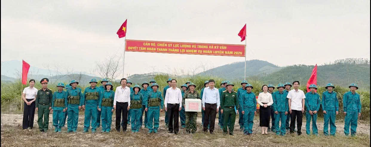 Lãnh đạo xã Kỳ Văn thăm, động viên lực lượng dân quân tham gia huấn luyện năm 2026