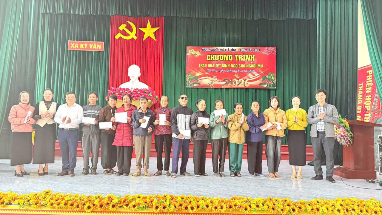 Trao 69 suất quà Tết Bính Ngọ năm 2026 cho hội viên Hội Người mù và các hộ gia đình có hoàn cảnh khó khăn trên địa bàn xã Kỳ Văn