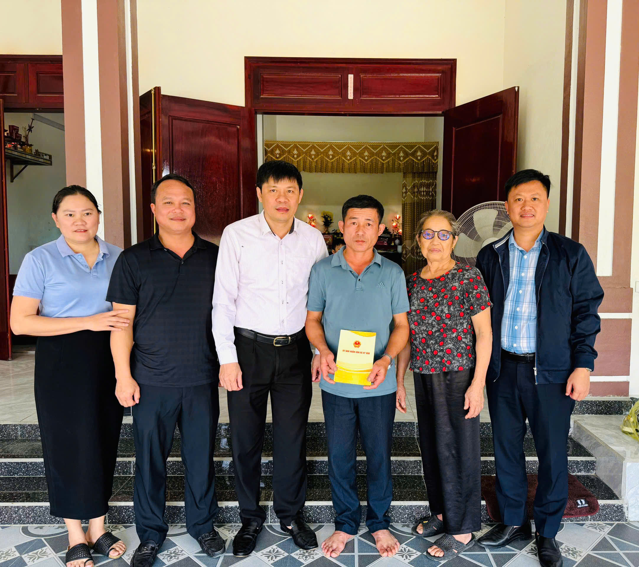 UBND xã Kỳ Văn hoàn thành công tác chi trả quà của Chính phủ theo Nghị quyết số 418/NQ-CP